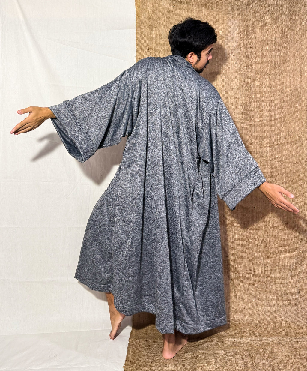 ✦ Kalayaan Roads – Ultraweiter, gemütlicher, minimalistischer grauer Kimono mit erstaunlichem Fall