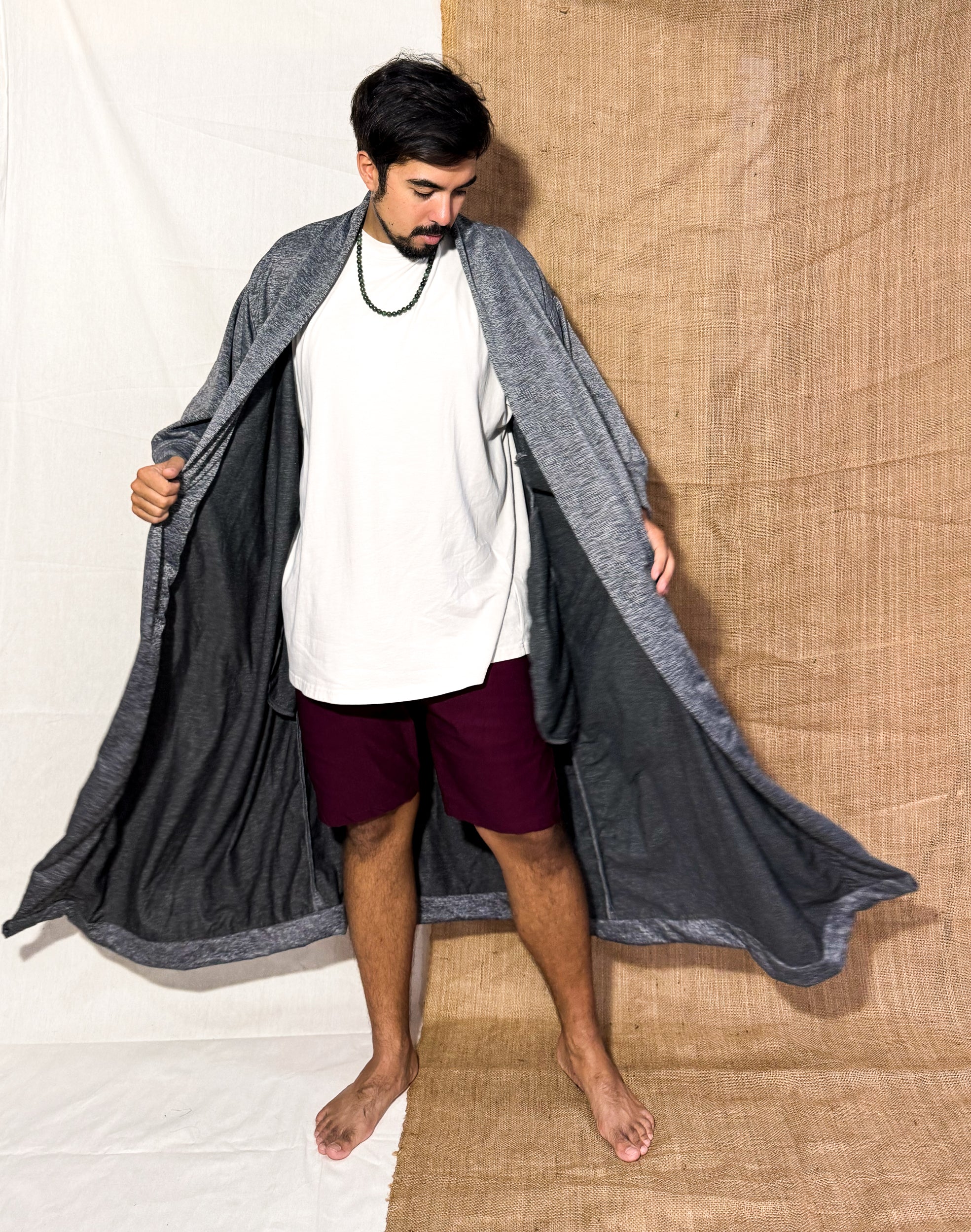 ✦ Kalayaan Roads – Ultraweiter, gemütlicher, minimalistischer grauer Kimono mit erstaunlichem Fall