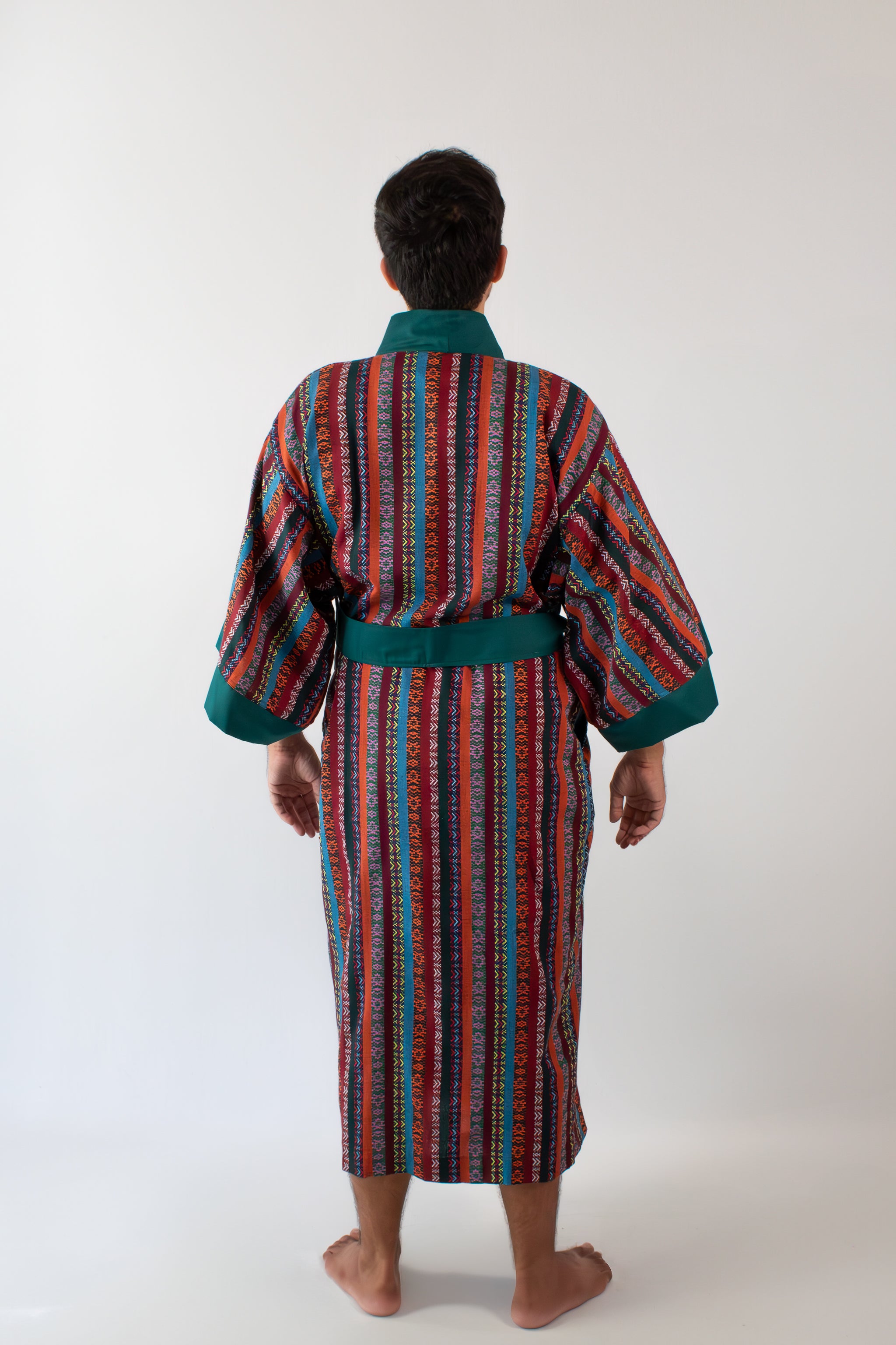 ✦ Ethno-gestreifter Kimono – „Amihans Gnade“