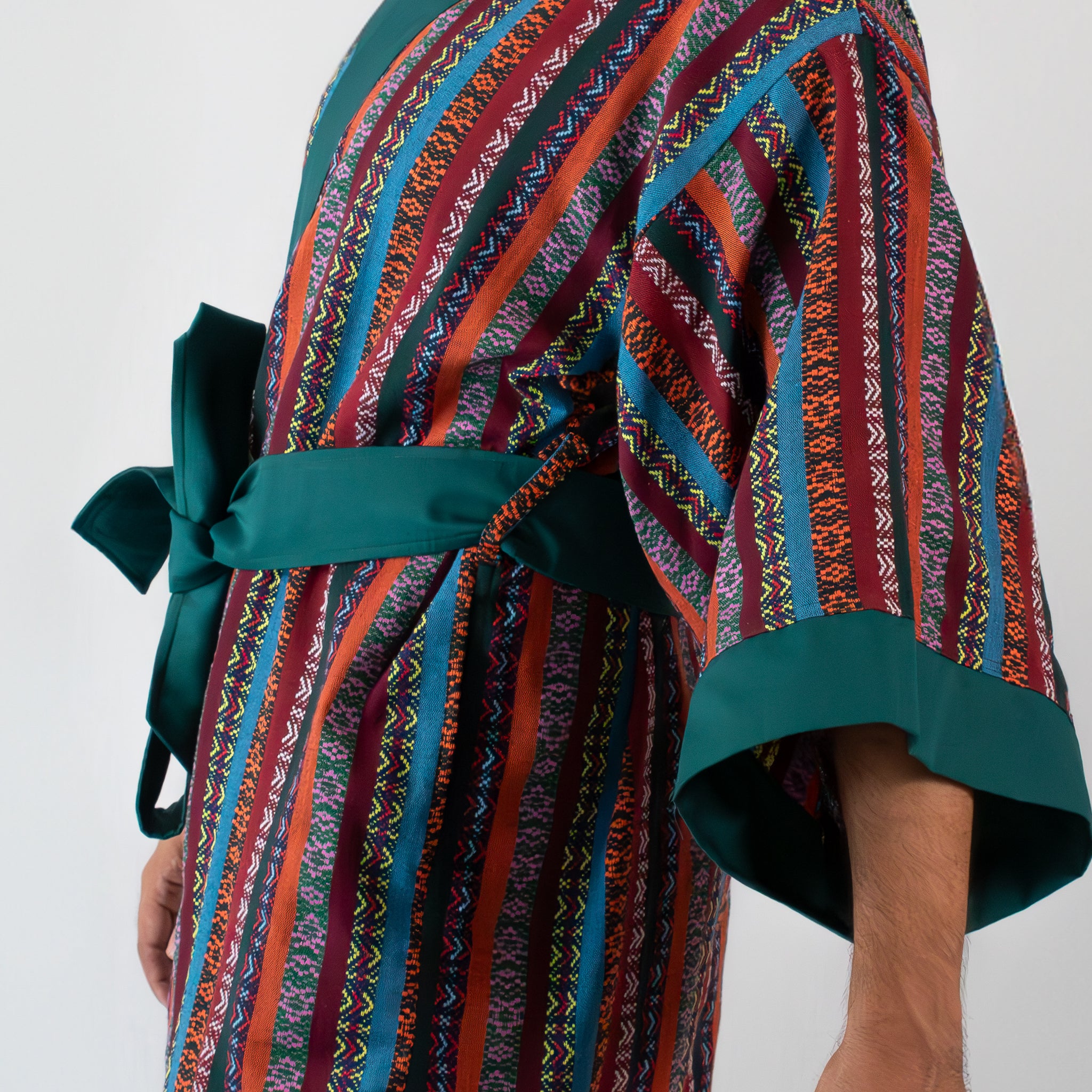 ✦ Ethno-gestreifter Kimono – „Amihans Gnade“