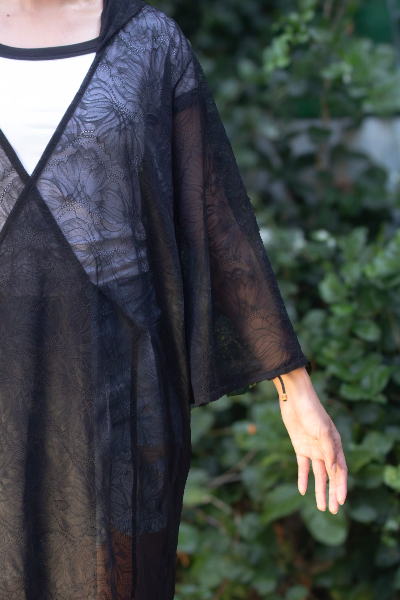 ✦ Midnight Serenity – Schwarzer Spitzenkimono mit elegantem Blumenmuster und Kapuze