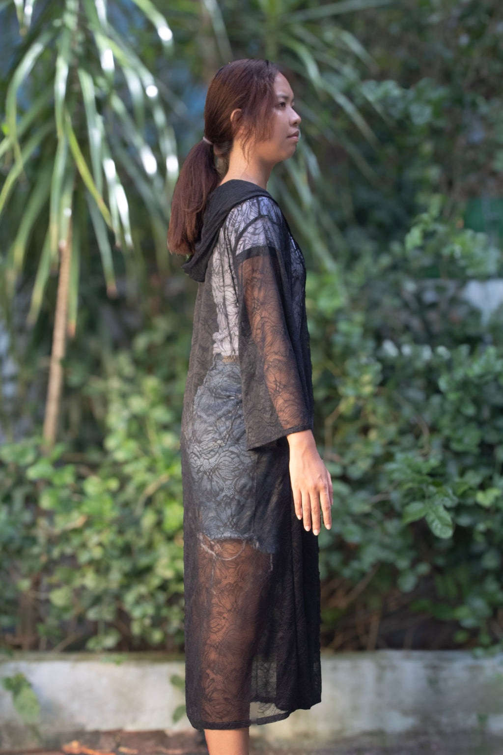 ✦ Midnight Serenity – Schwarzer Spitzenkimono mit elegantem Blumenmuster und Kapuze