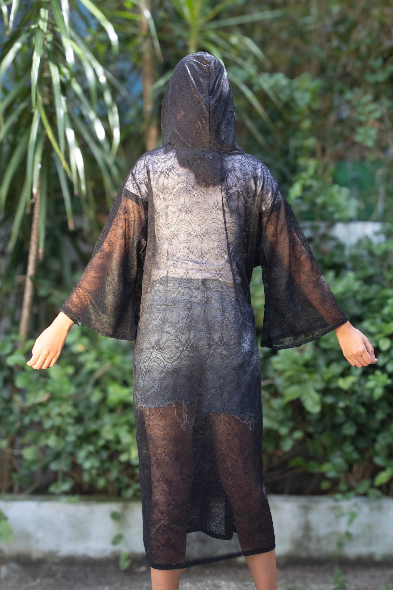 ✦ Midnight Serenity – Schwarzer Spitzenkimono mit elegantem Blumenmuster und Kapuze