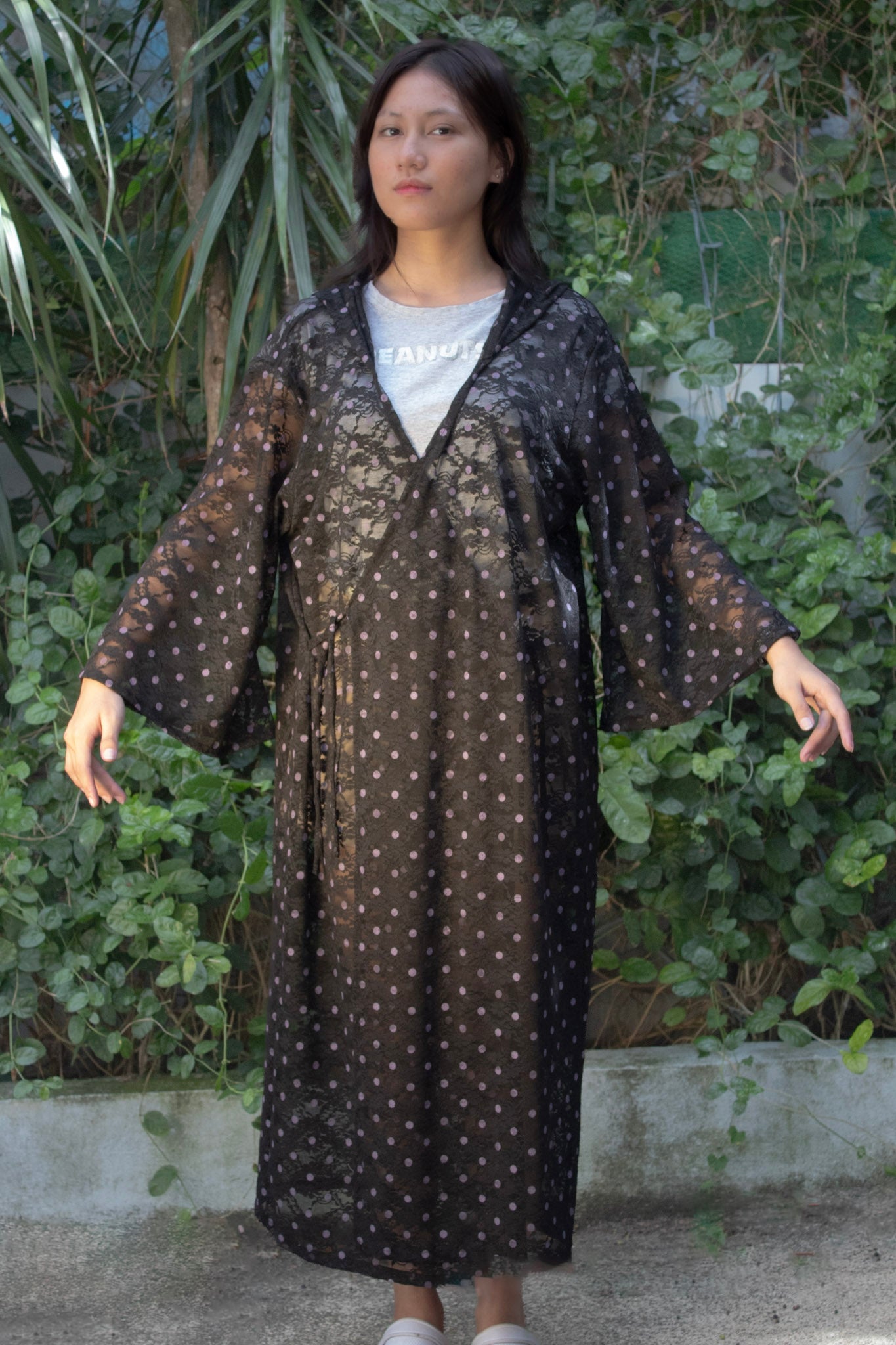 ✦ Glimmerhood – Schwarzer Spitzenkimono mit lila Punkten