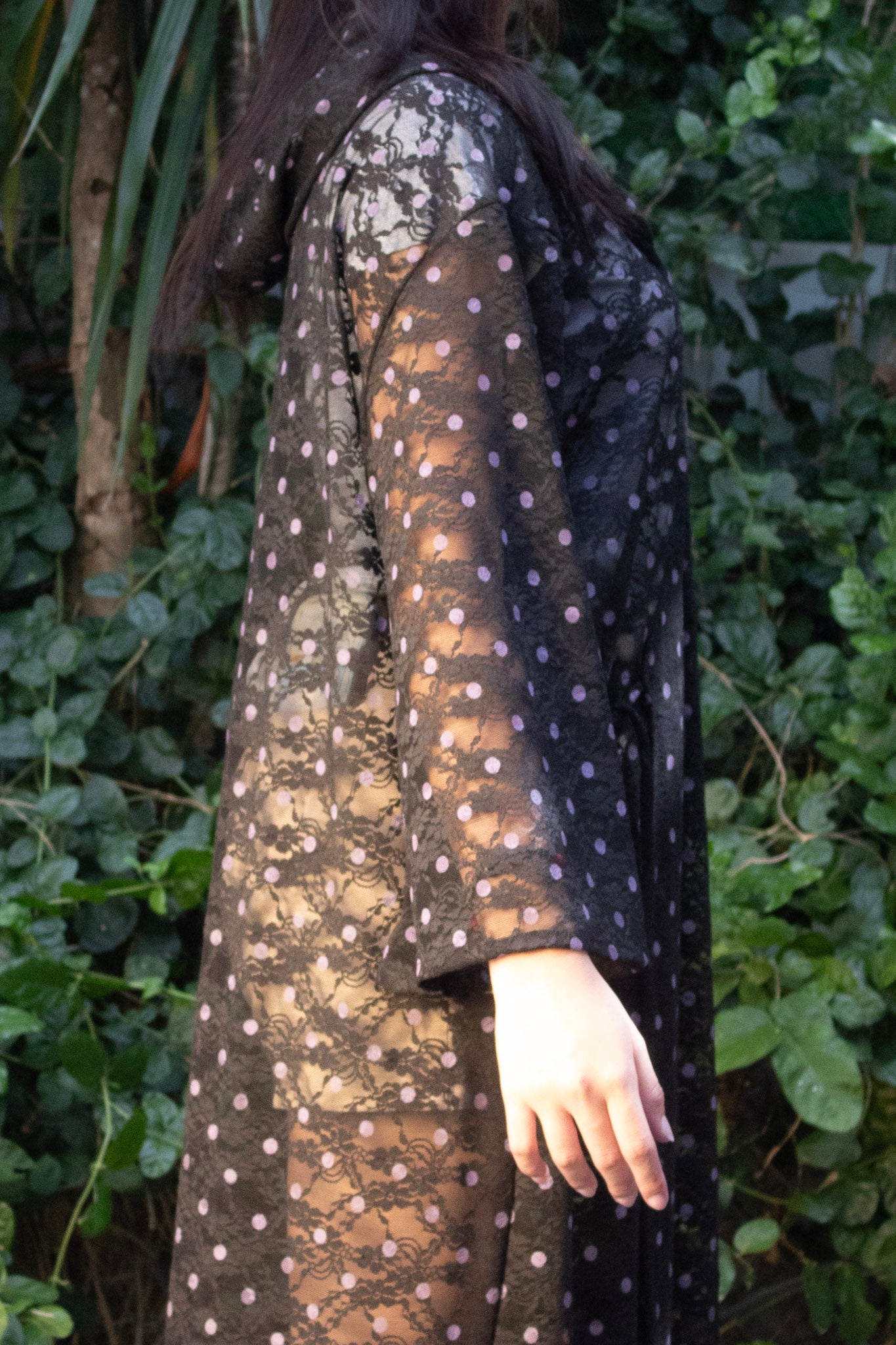 ✦ Glimmerhood – Schwarzer Spitzenkimono mit lila Punkten