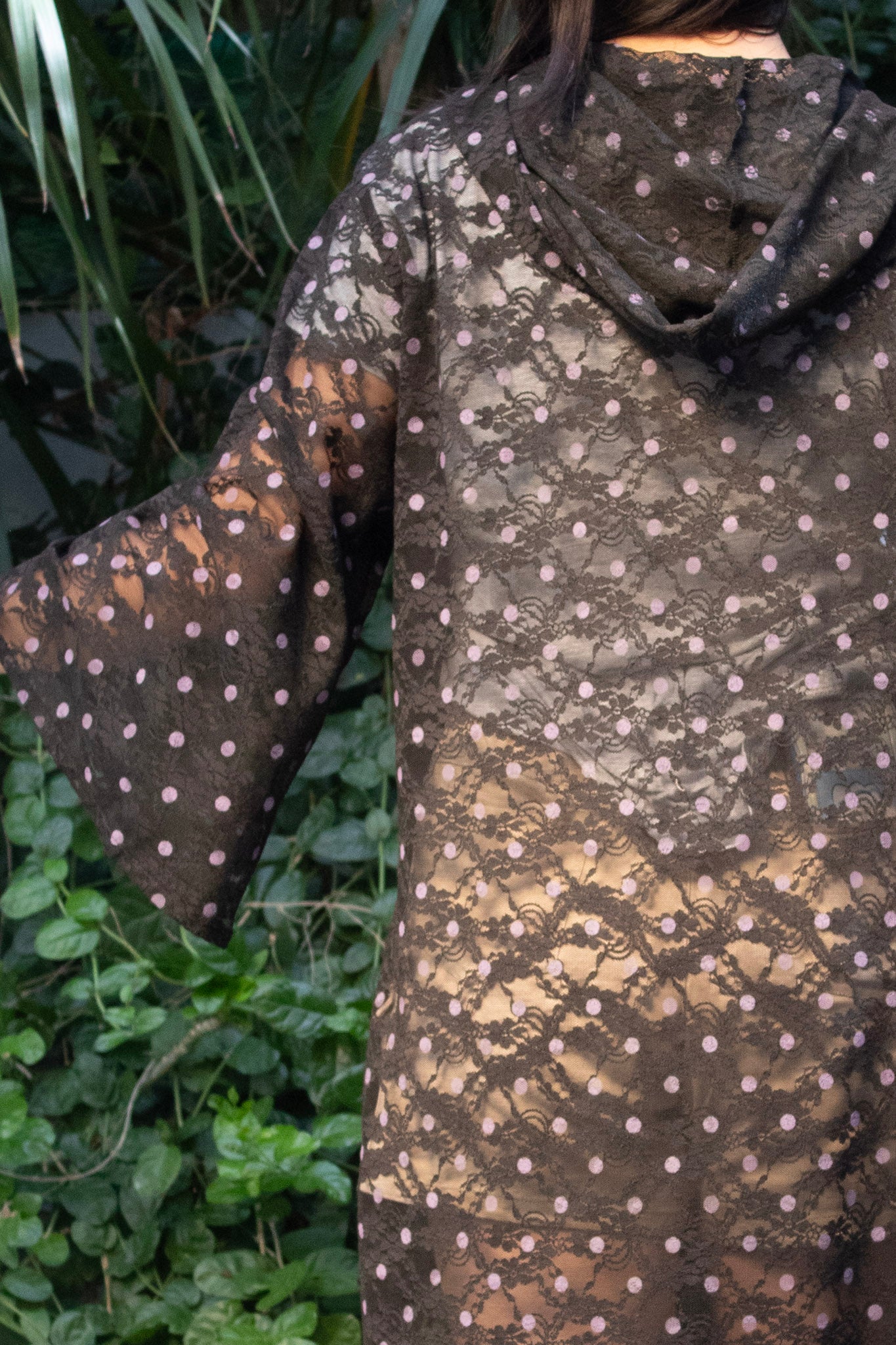 ✦ Glimmerhood – Schwarzer Spitzenkimono mit lila Punkten