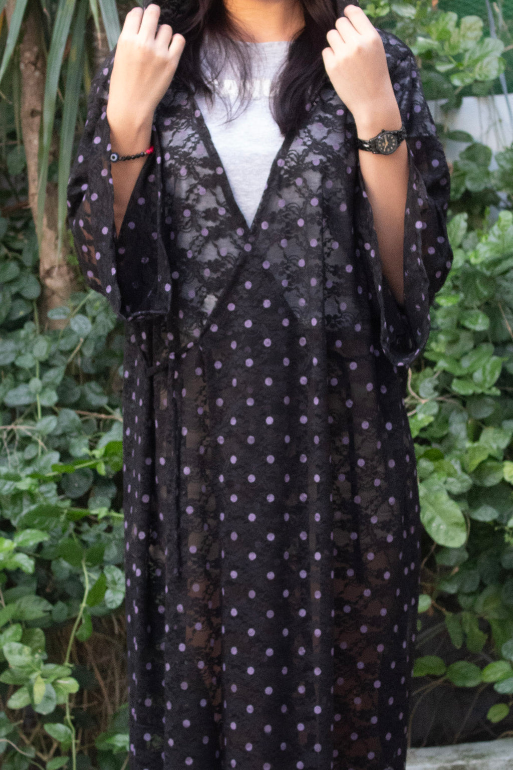 ✦ Glimmerhood – Schwarzer Spitzenkimono mit lila Punkten