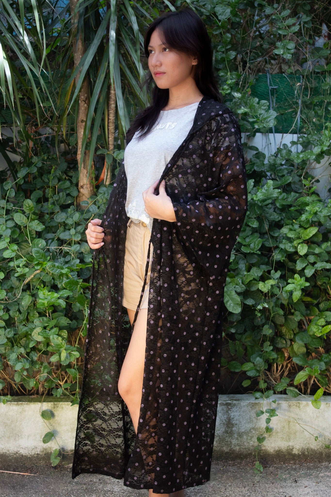 ✦ Glimmerhood – Schwarzer Spitzenkimono mit lila Punkten