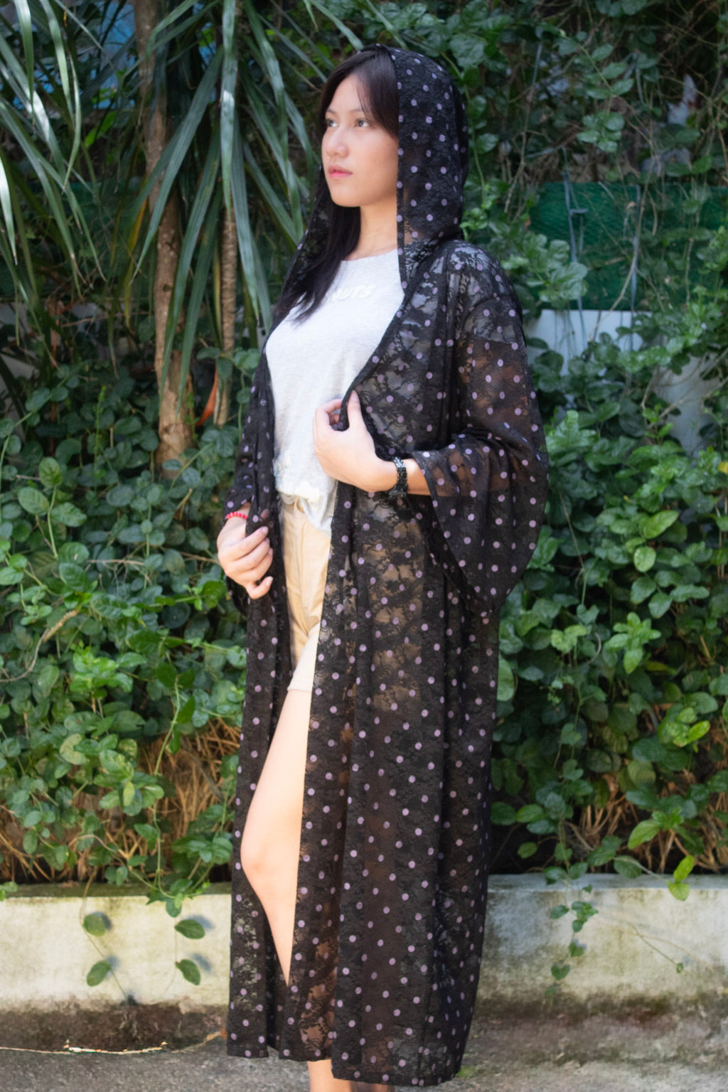 ✦ Glimmerhood – Schwarzer Spitzenkimono mit lila Punkten