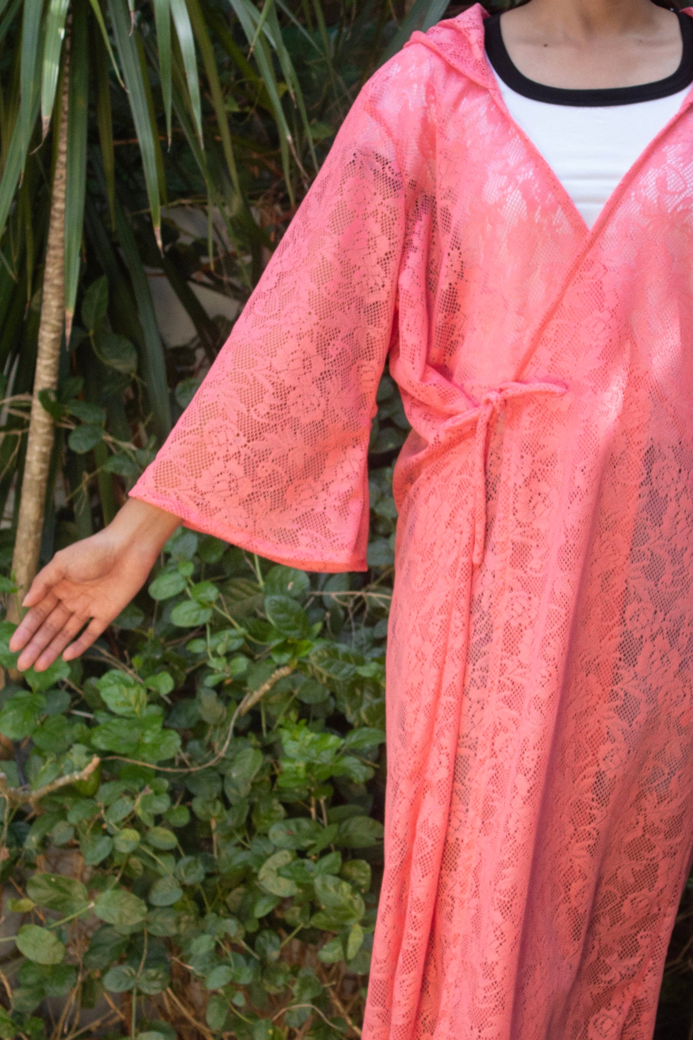 ✦ Peach Blossom – Pfirsichfarbener Spitzenkimono mit Kapuze und Blumenmuster