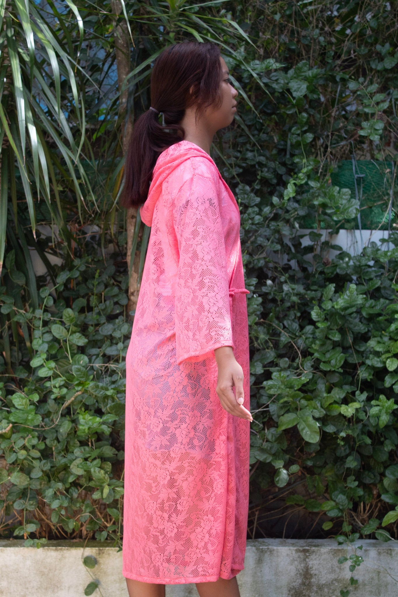 ✦ Peach Blossom – Pfirsichfarbener Spitzenkimono mit Kapuze und Blumenmuster