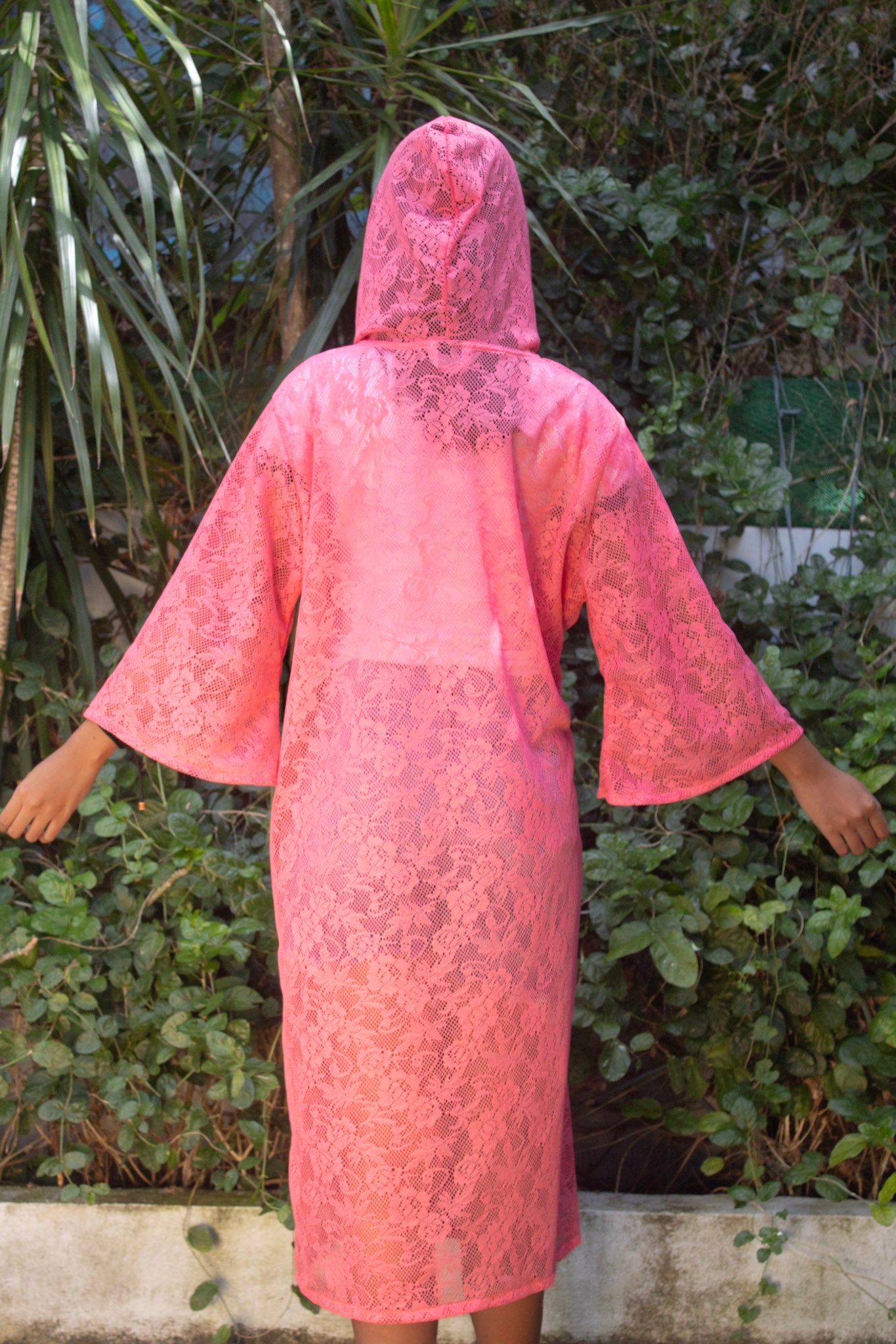 ✦ Peach Blossom – Pfirsichfarbener Spitzenkimono mit Kapuze und Blumenmuster