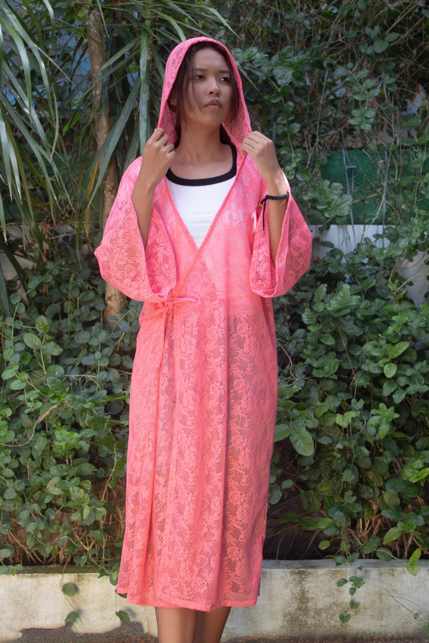 ✦ Peach Blossom – Pfirsichfarbener Spitzenkimono mit Kapuze und Blumenmuster