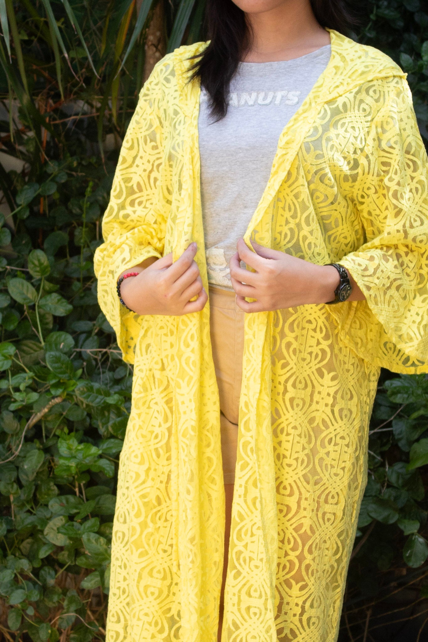 ✦ Sunveil Radiance – Gelber Spitzenkimono mit kompliziertem Muster und Kapuze 