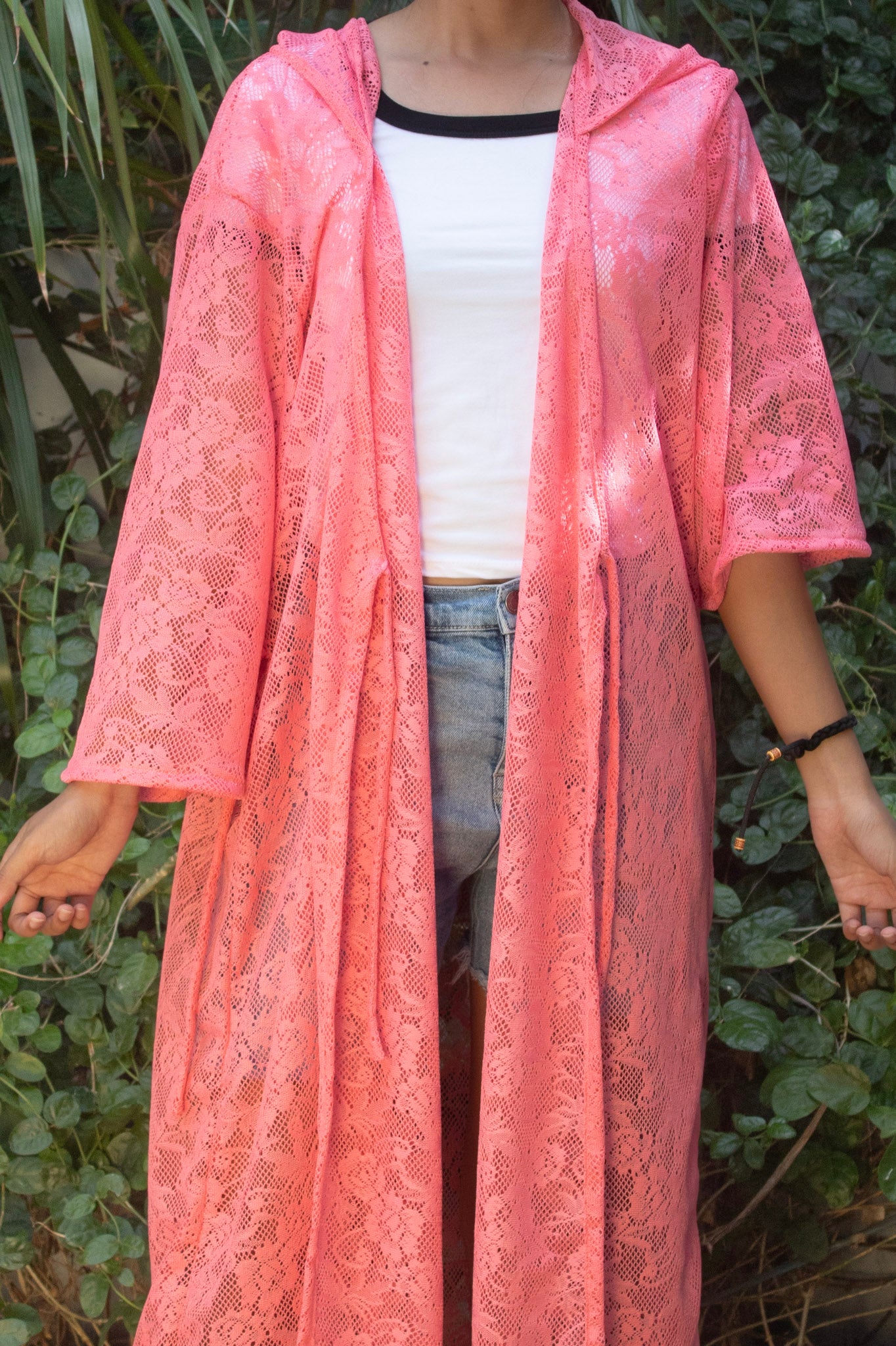 ✦ Peach Blossom – Pfirsichfarbener Spitzenkimono mit Kapuze und Blumenmuster