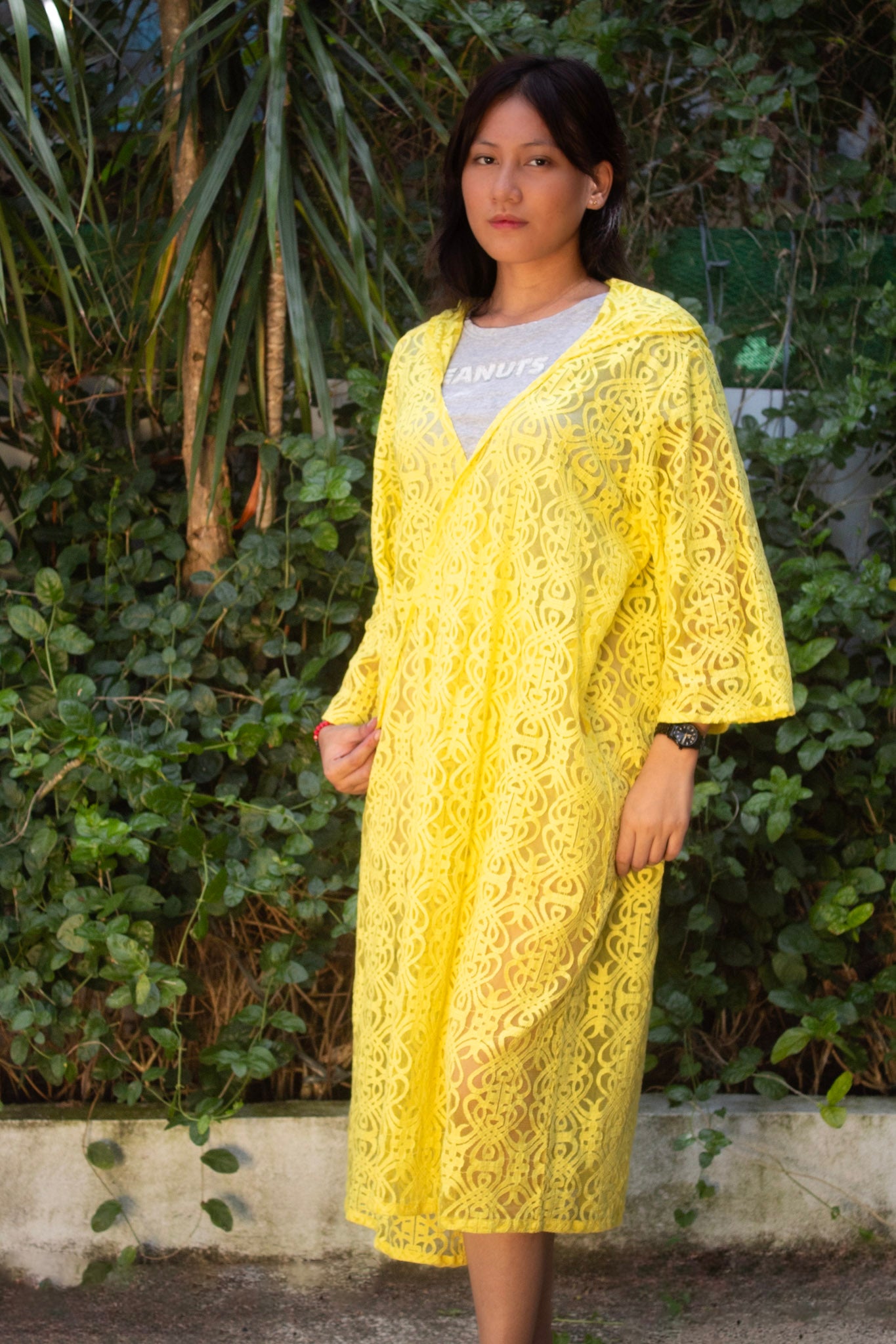 ✦ Sunveil Radiance – Gelber Spitzenkimono mit kompliziertem Muster und Kapuze 