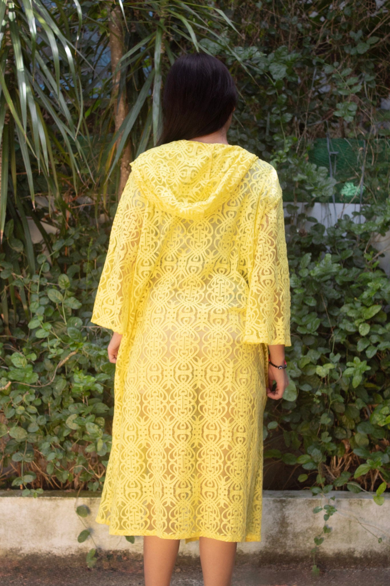 ✦ Sunveil Radiance – Gelber Spitzenkimono mit kompliziertem Muster und Kapuze 