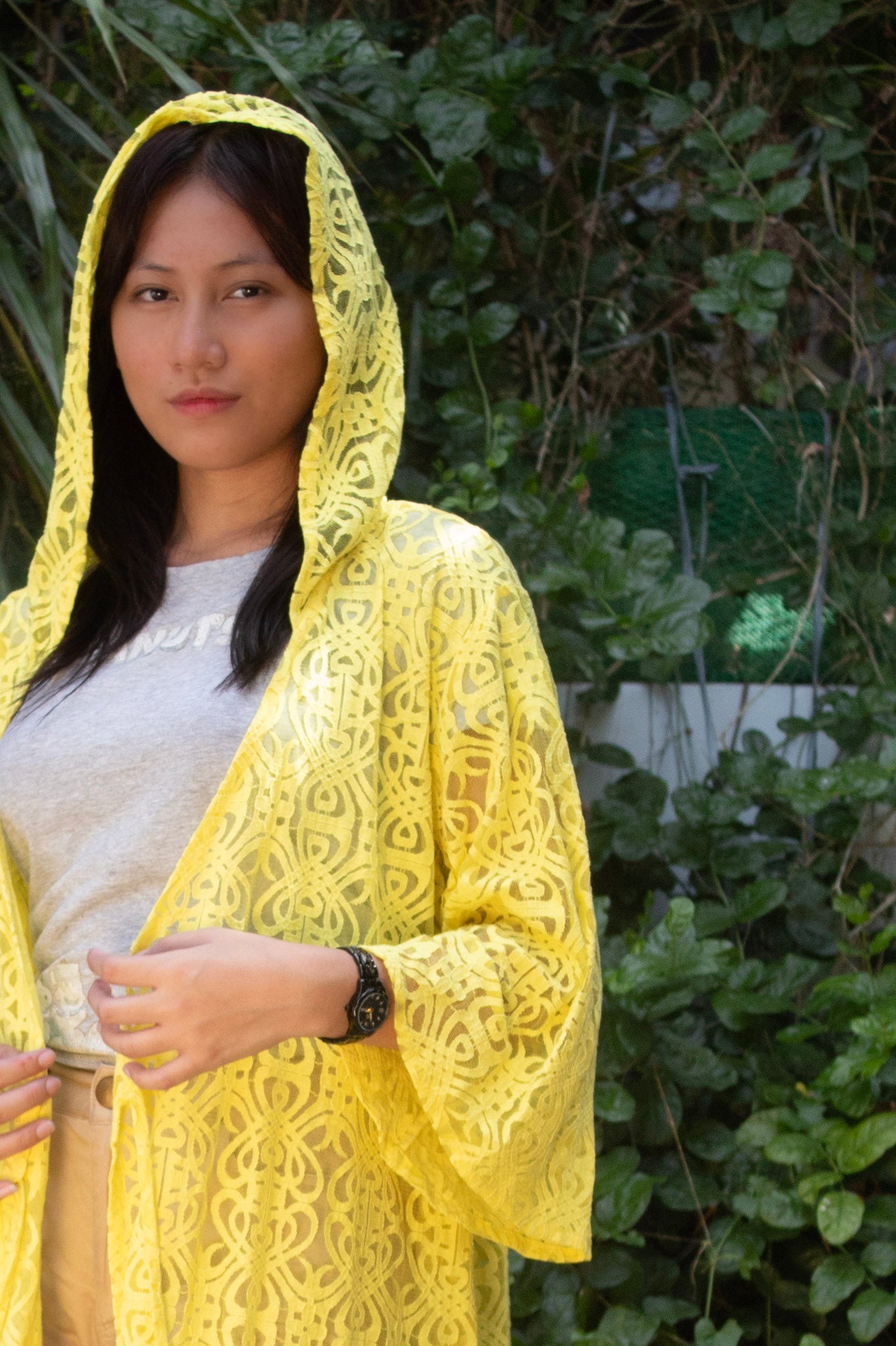 ✦ Sunveil Radiance – Gelber Spitzenkimono mit kompliziertem Muster und Kapuze 