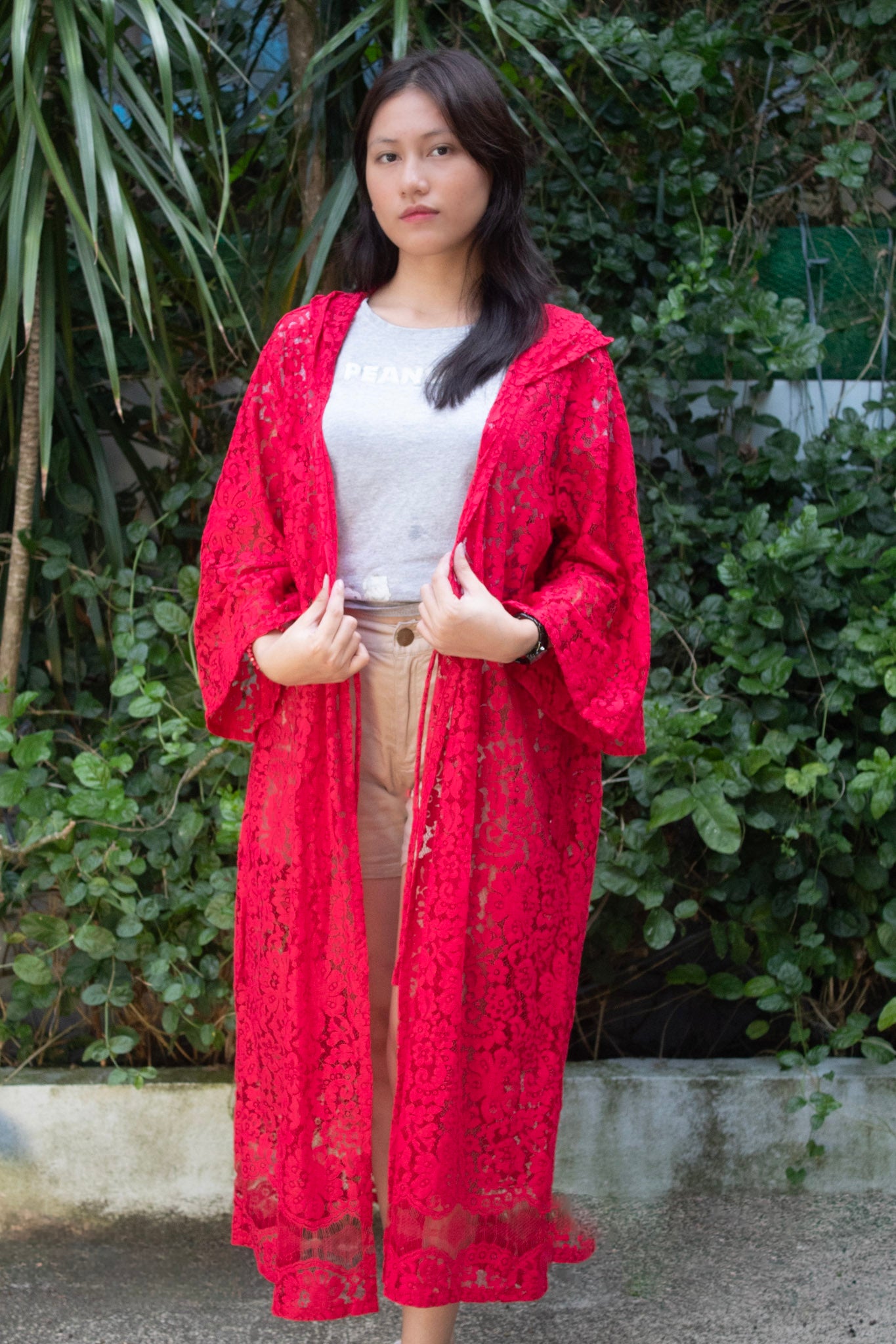 ✦ Red Solace – Langer purpurroter Spitzenkimono mit Kapuze und Glockenärmeln