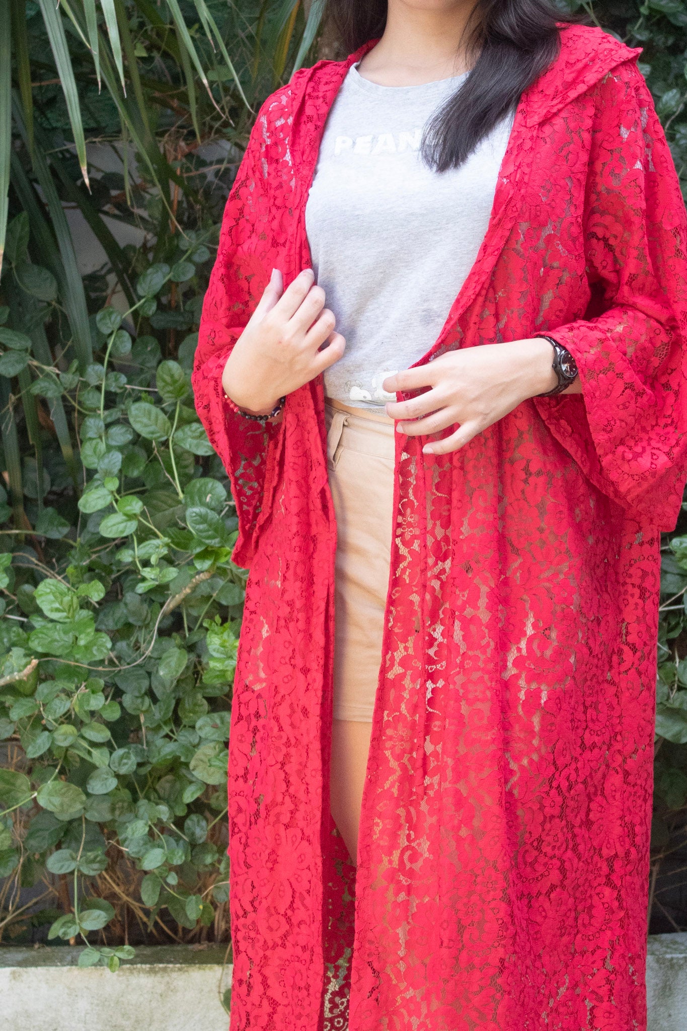 ✦ Red Solace – Langer purpurroter Spitzenkimono mit Kapuze und Glockenärmeln