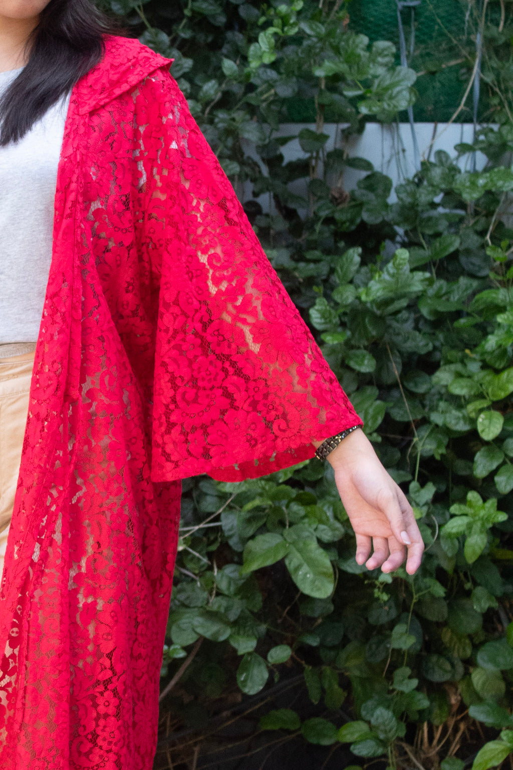 ✦ Red Solace – Langer purpurroter Spitzenkimono mit Kapuze und Glockenärmeln
