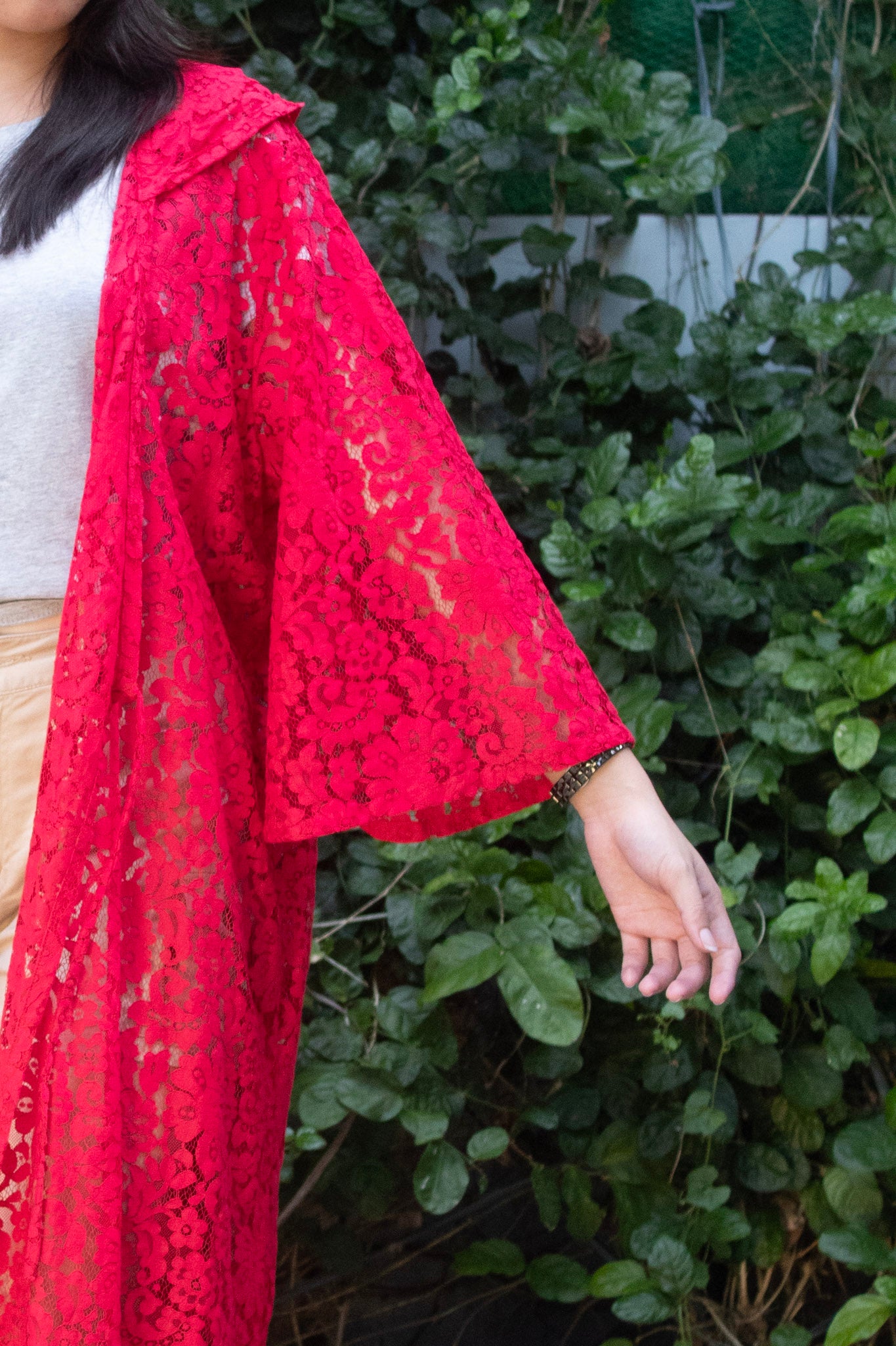 ✦ Red Solace – Langer purpurroter Spitzenkimono mit Kapuze und Glockenärmeln