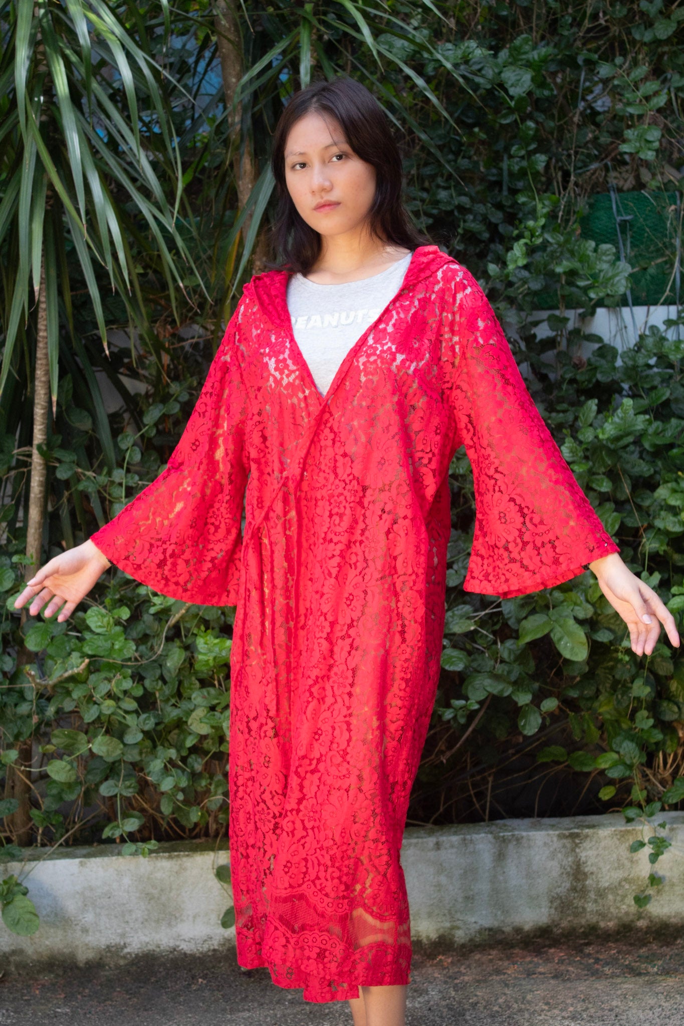 ✦ Red Solace – Langer purpurroter Spitzenkimono mit Kapuze und Glockenärmeln