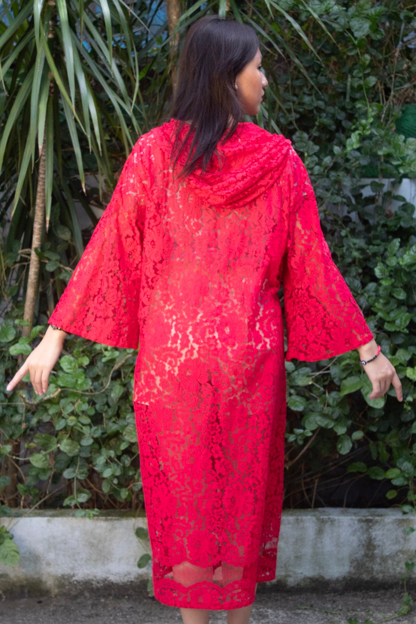 ✦ Red Solace – Langer purpurroter Spitzenkimono mit Kapuze und Glockenärmeln