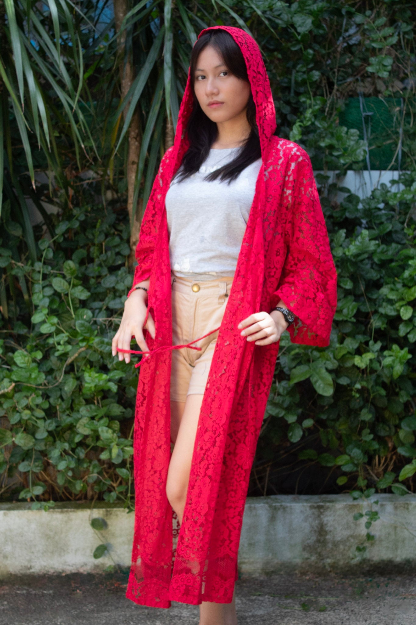 ✦ Red Solace – Langer purpurroter Spitzenkimono mit Kapuze und Glockenärmeln