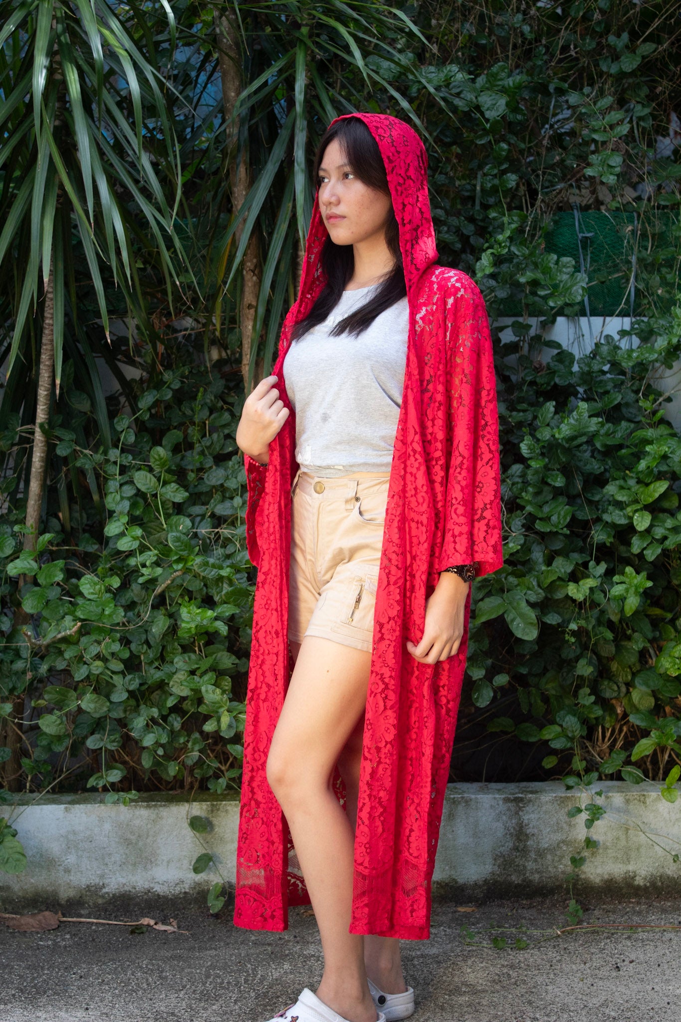 ✦ Red Solace – Langer purpurroter Spitzenkimono mit Kapuze und Glockenärmeln