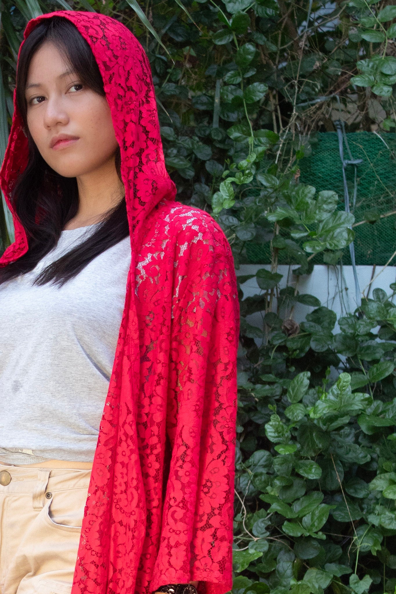 ✦ Red Solace – Langer purpurroter Spitzenkimono mit Kapuze und Glockenärmeln