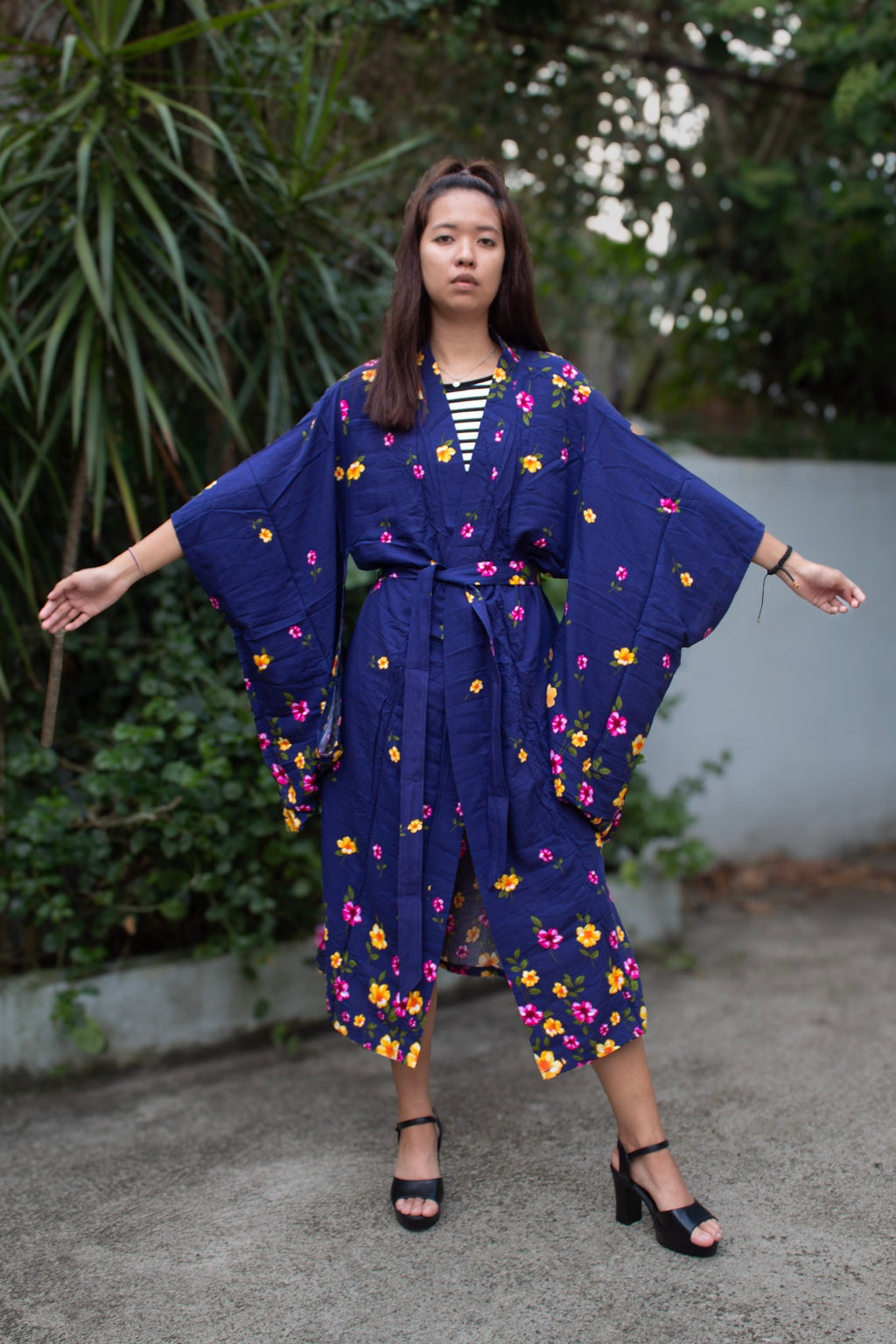 ✦ Midnight Petal (Lang) – Marineblauer bedruckter Baumwollkimono mit Blumenblüten und drapierten Ärmeln