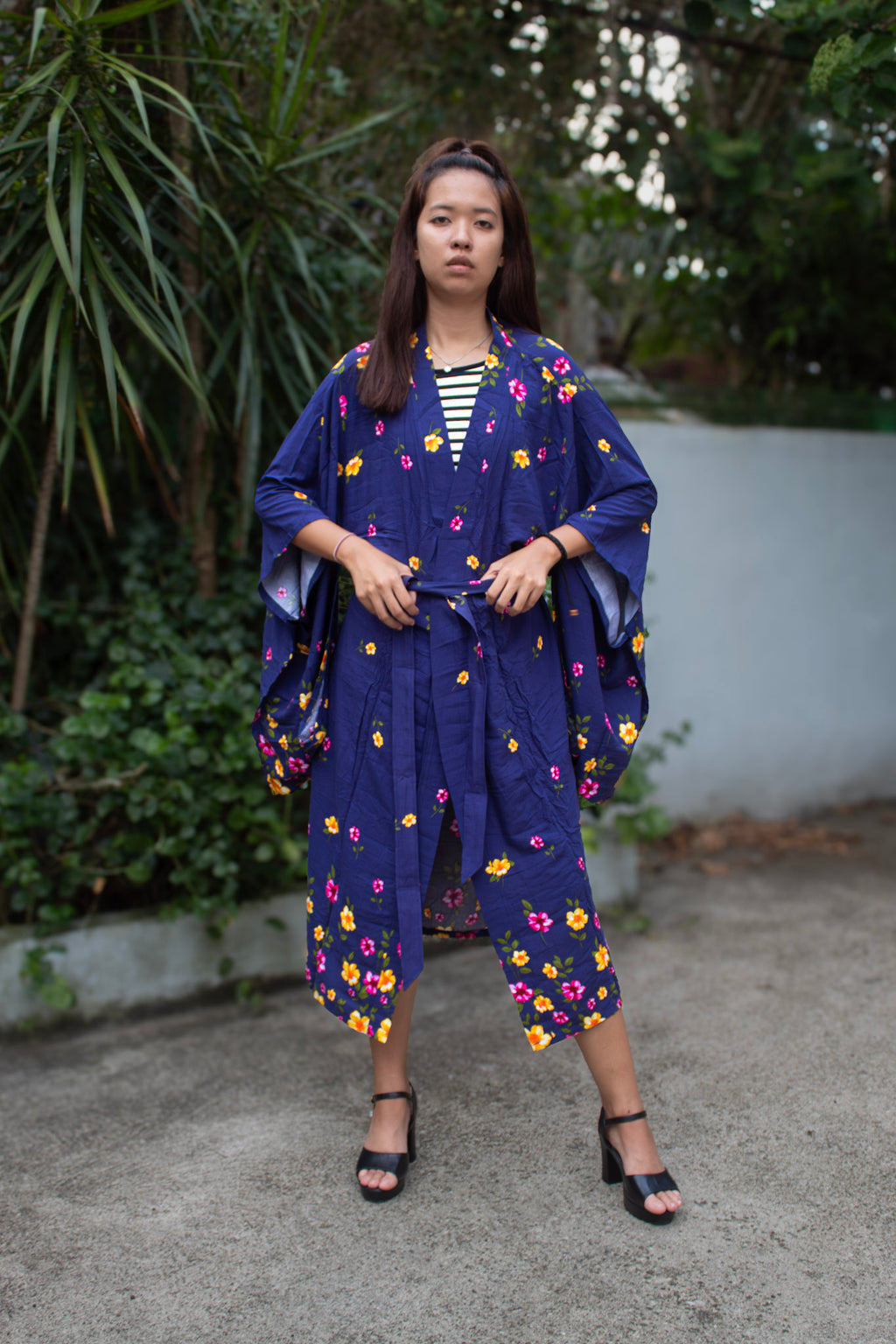 ✦ Midnight Petal (Lang) – Marineblauer bedruckter Baumwollkimono mit Blumenblüten und drapierten Ärmeln