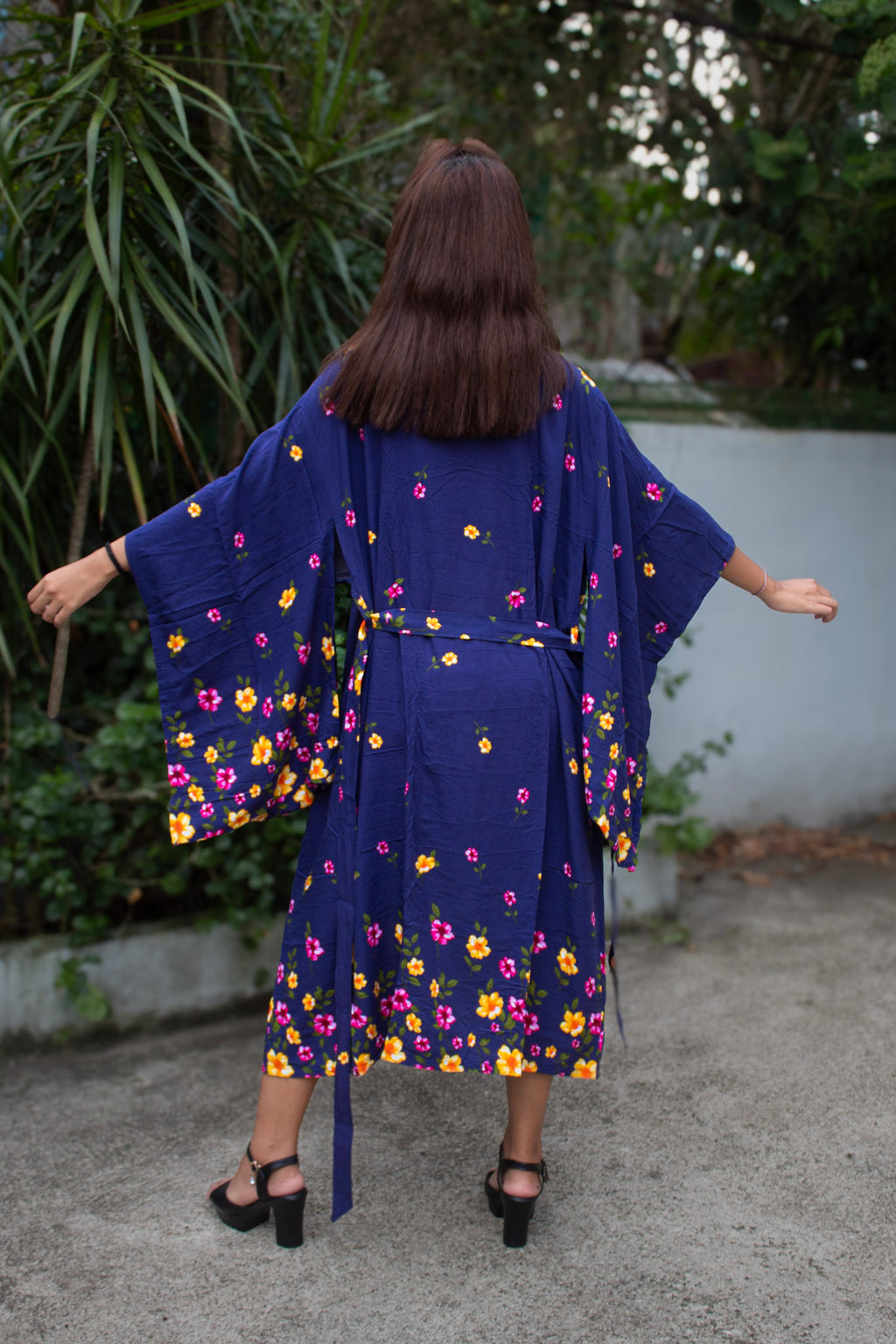 ✦ Midnight Petal (Lang) – Marineblauer bedruckter Baumwollkimono mit Blumenblüten und drapierten Ärmeln