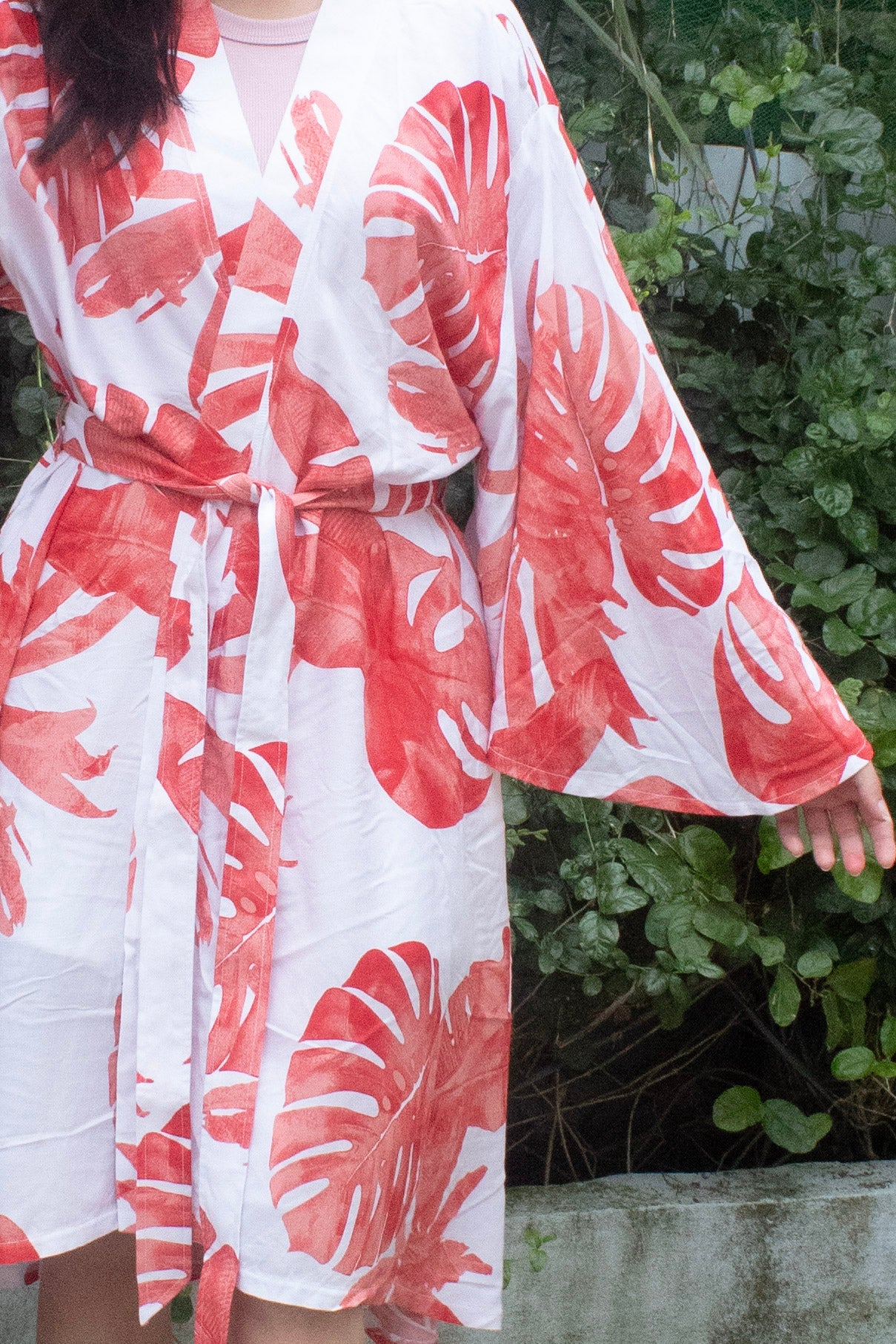 ✦ Sunrise Monstera (Lang) – Weißer Kimono mit großen Korallenblättern und Schmetterlingsärmeln