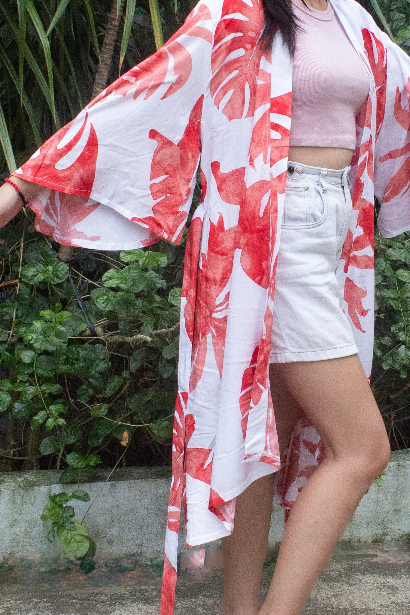 ✦ Sunrise Monstera (Lang) – Weißer Kimono mit großen Korallenblättern und Schmetterlingsärmeln