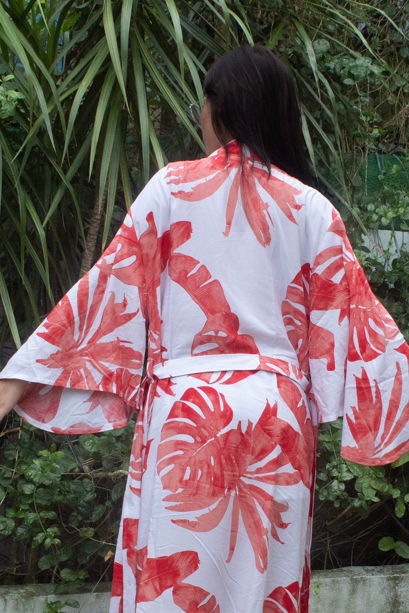 ✦ Sunrise Monstera (Lang) – Weißer Kimono mit großen Korallenblättern und Schmetterlingsärmeln
