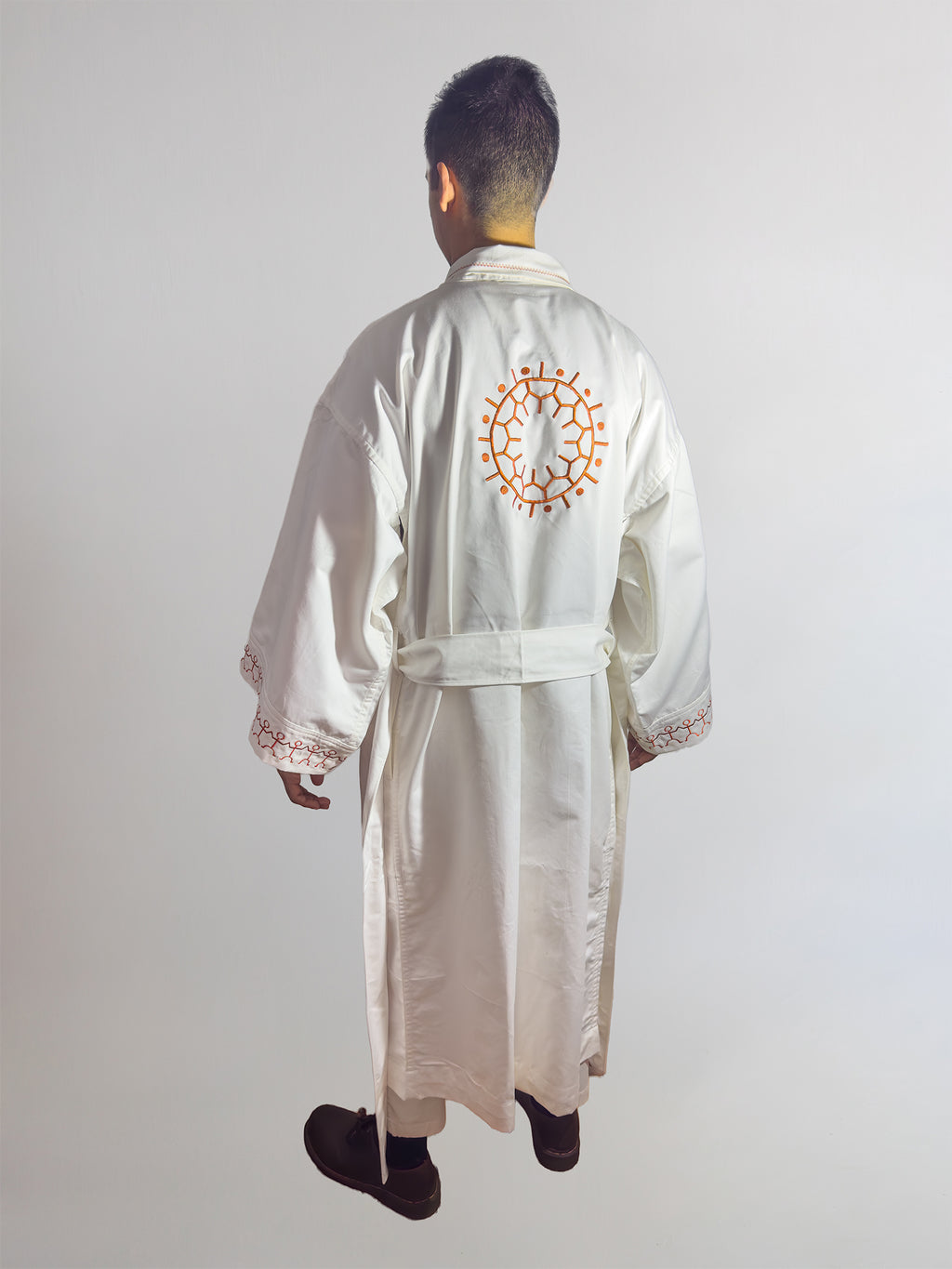 ✦ Summit Harmony - Weißer Kimono aus recycelter reiner Baumwolle mit Batok-Stickerei