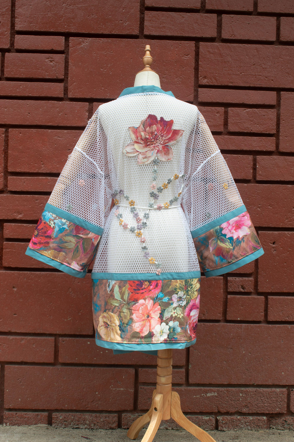 ✦ White Veil Botanica – Transparenter Netz-Kimono mit blaugrünen Rändern und Blumendruck