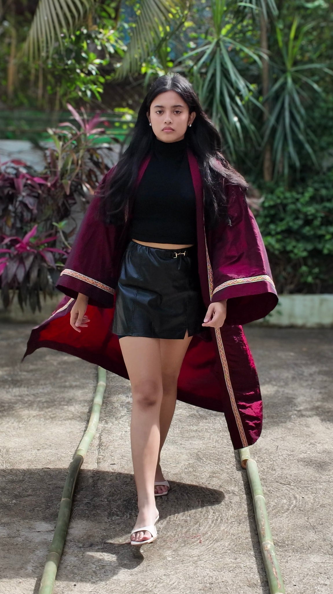 ✦ Shining Merchant – Schimmernder roter Kimono mit Jacquard-Kunstwerk und ethnischem Besatz
