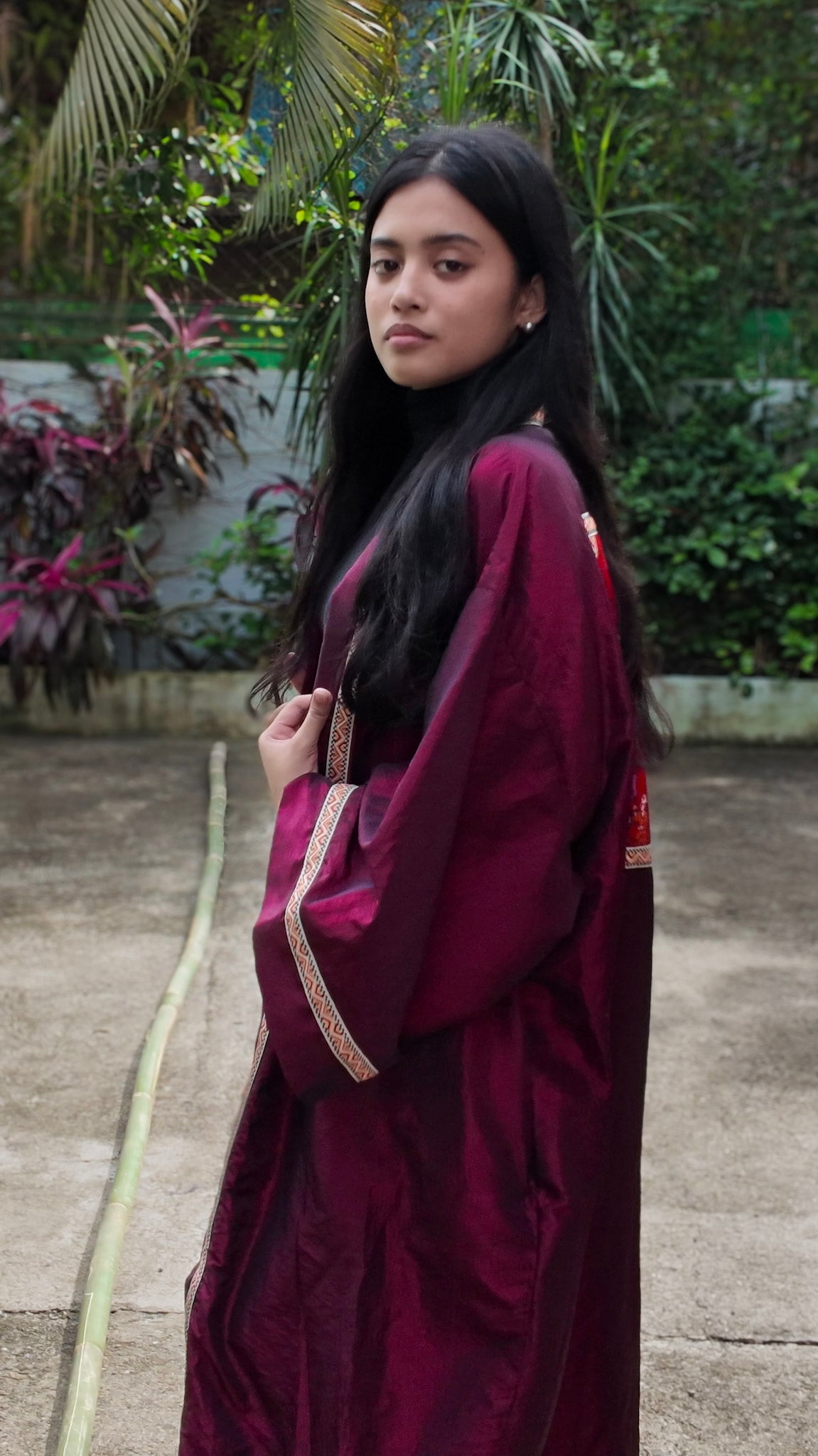 ✦ Shining Merchant – Schimmernder roter Kimono mit Jacquard-Kunstwerk und ethnischem Besatz