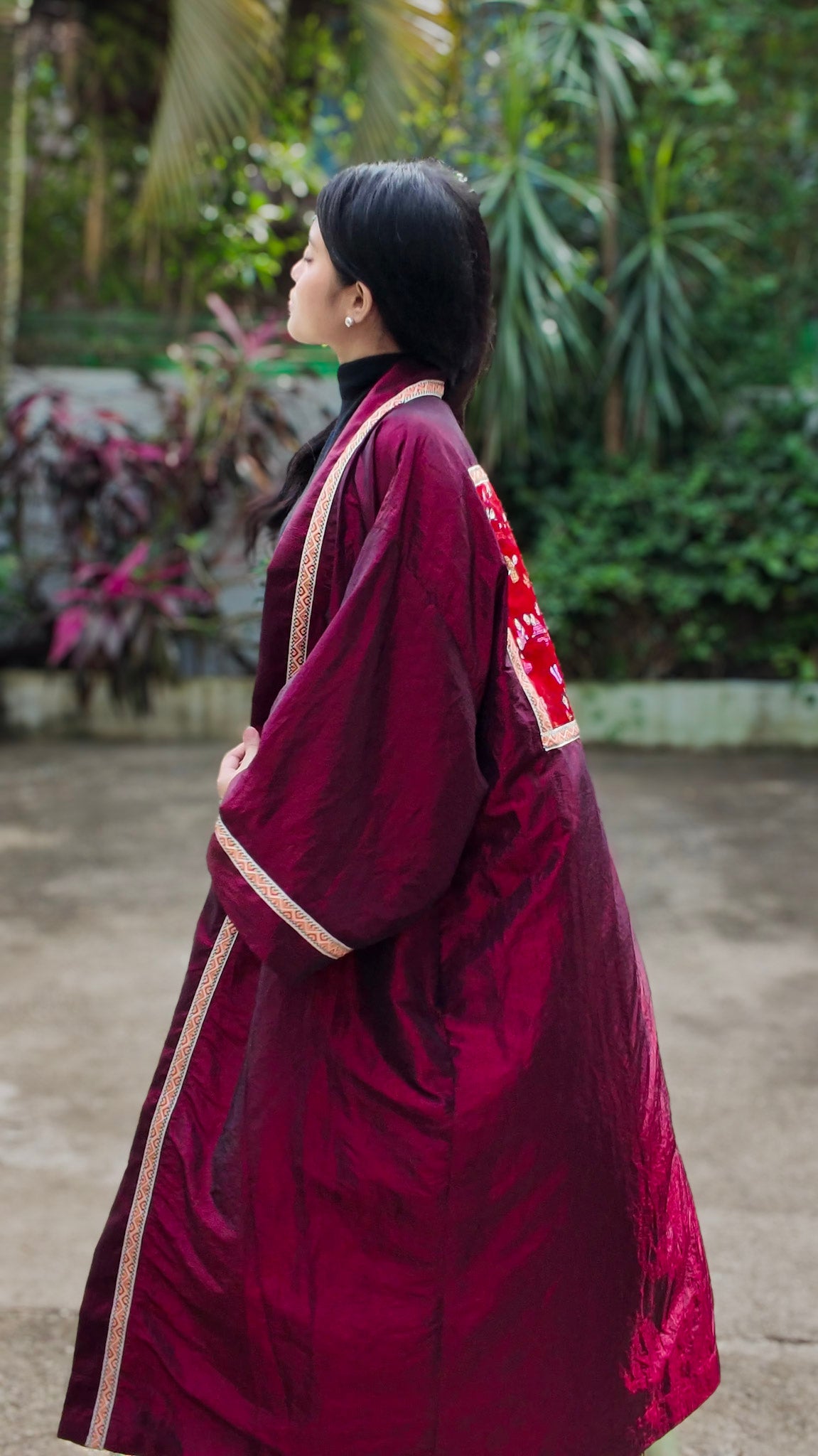 ✦ Shining Merchant – Schimmernder roter Kimono mit Jacquard-Kunstwerk und ethnischem Besatz