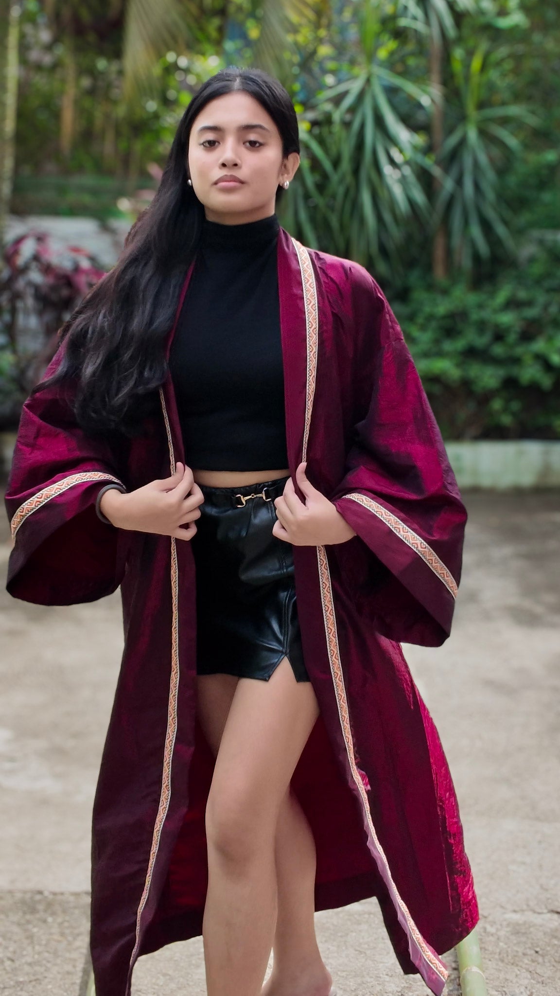 ✦ Shining Merchant – Schimmernder roter Kimono mit Jacquard-Kunstwerk und ethnischem Besatz
